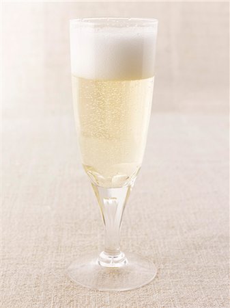 simsearch:659-06187251,k - A glass of sparkling wine Photographie de stock - Premium Libres de Droits, Code: 659-06671237