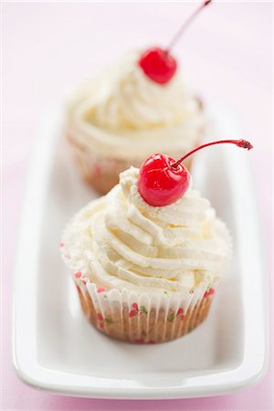 petit gâteau - Cupcakes with glacÈ cherries Photographie de stock - Premium Libres de Droits, Code: 659-06671256