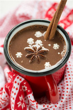 A cup of hot chocolate with star anise, a cinnamon stick and snow flakes Photographie de stock - Premium Libres de Droits, Code: 659-06671259