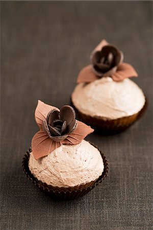 simsearch:659-06671256,k - Cupcakes with flower decorations Photographie de stock - Premium Libres de Droits, Code: 659-06671264