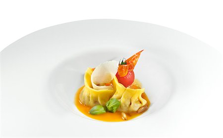 ravioli - Ravioli in a white dish Photographie de stock - Premium Libres de Droits, Code: 659-06671278
