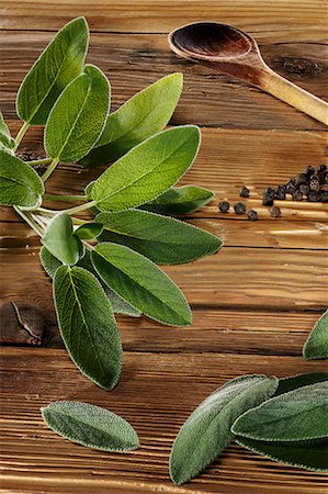 Sage leaves on a rustic wooden panel Foto de stock - Sin royalties Premium, Código: 659-06671279