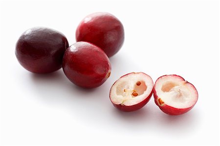 simsearch:659-06187199,k - Whole and halved cranberries Stock Photo - Premium Royalty-Free, Code: 659-06671297