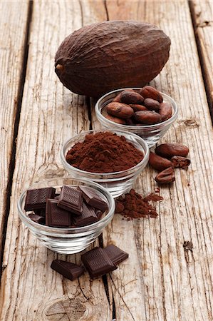 Chocolate squares, cocoa powder, cocoa beans and a cocoa pod Stock Photo - Premium Royalty-Free, Code: 659-06671305