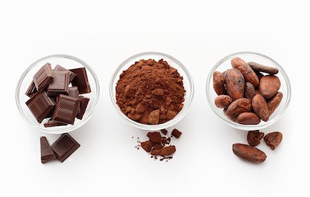 Squares of chocolate, cocoa powder and cocoa beans in glass dishes Photographie de stock - Premium Libres de Droits, Code: 659-06671306