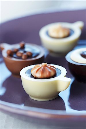diferente - Filled chocolates in the shape of coffee cups Foto de stock - Sin royalties Premium, Código: 659-06671316