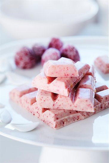 Raspberry chocolate with sugared raspberries in the background Photographie de stock - Premium Libres de Droits, Le code de l’image : 659-06671313