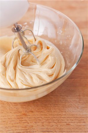 simsearch:659-01865996,k - Cake mixture being prepared in a glass bowl using a mixer Foto de stock - Sin royalties Premium, Código: 659-06671334