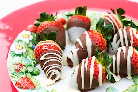 sweet food - Strawberries coated with white and dark chocolate Stock Photo - Premium Royalty-Free, Code: 659-06671383