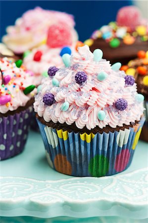 simsearch:659-06671314,k - An assortment of ornately decorated cupcakes for a party Stock Photo - Premium Royalty-Free, Code: 659-06671391