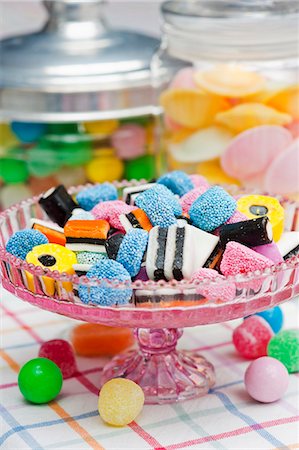 food industry - An assortment of sweet treats (liquorice, sweets) Photographie de stock - Premium Libres de Droits, Code: 659-06671393