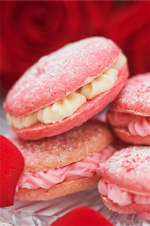 simsearch:659-07068865,k - Strawberry and raspberry macaroons with buttercream filling and rose petals Foto de stock - Royalty Free Premium, Número: 659-06671404