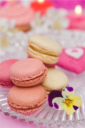 simsearch:659-08940469,k - Vanilla, strawberry and raspberry macaroons on a glass plate with a pansy Stock Photo - Premium Royalty-Free, Code: 659-06671402