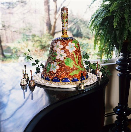 simsearch:659-06187777,k - Wedding Bell Cake on a Platter Surrounded by Wedding Bells Foto de stock - Sin royalties Premium, Código: 659-06671428