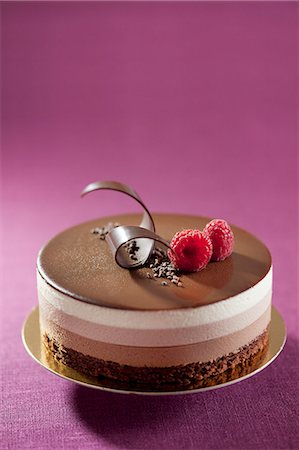 raspberries - Three-layer chocolate torte with raspberries Foto de stock - Sin royalties Premium, Código: 659-06671433