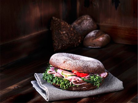 simsearch:659-06495132,k - Bagel with ham and cress Photographie de stock - Premium Libres de Droits, Code: 659-06671440