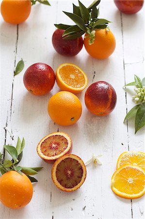 Oranges and blood oranges with leaves Foto de stock - Sin royalties Premium, Código: 659-06671505