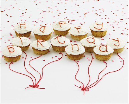 party dish - Cupcakes with white glaze and letters spelling out Happy Birthday Foto de stock - Sin royalties Premium, Código: 659-06671518