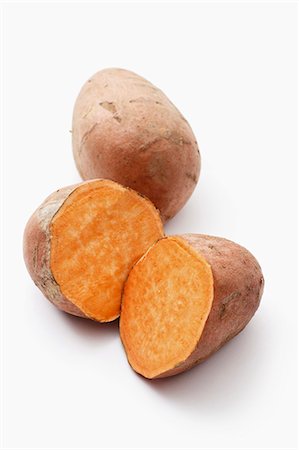 Sweet potatoes, whole and halved Photographie de stock - Premium Libres de Droits, Code: 659-06671536