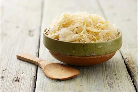 Sauerkraut in a ceramic bowl Photographie de stock - Premium Libres de Droits, Code: 659-06671533