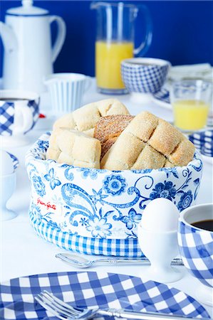 A bread basket on a table laid with a Dutch theme Foto de stock - Sin royalties Premium, Código: 659-06671556