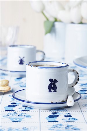 springlike - Espresso cups decorated with porcelain stickers (Dutch-style designs) Photographie de stock - Premium Libres de Droits, Code: 659-06671558