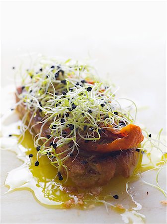 Bruschetta with tomatoes and sprouts Photographie de stock - Premium Libres de Droits, Code: 659-06671565