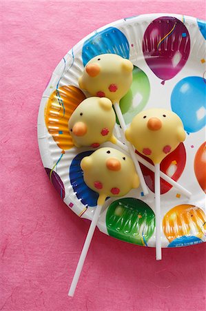 simsearch:659-06902206,k - Cake pops (chicks) on a colourful paper plate Foto de stock - Sin royalties Premium, Código: 659-06671579