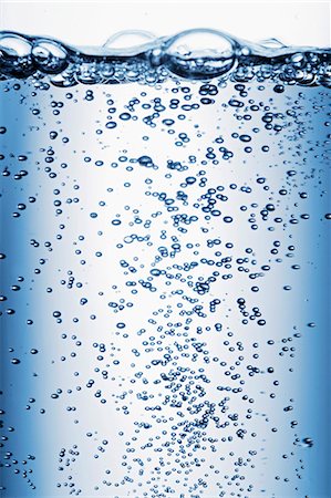 Air bubbles rising through water (close-up) Fotografie stock - Premium Royalty-Free, Codice: 659-06671581