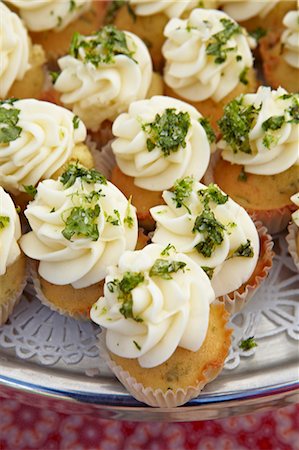 simsearch:659-07068899,k - Mini Cream Cheese and Parsley Cupcakes Photographie de stock - Premium Libres de Droits, Code: 659-06671610