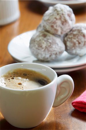 simsearch:659-07610074,k - Cup of Espresso with Mexican Wedding Cookies Foto de stock - Sin royalties Premium, Código: 659-06671664