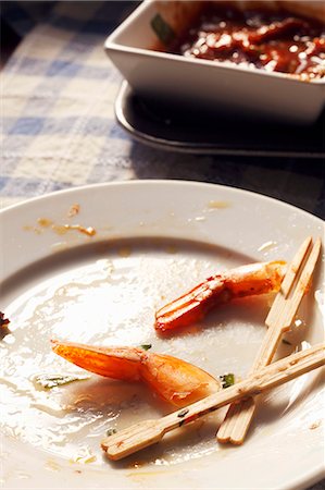 simsearch:659-06373748,k - Shrimp Tail Remains with Toothpicks on a Dirty Plate Photographie de stock - Premium Libres de Droits, Code: 659-06671663