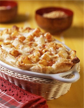 Pasta bake with sausage, béchamel and tomato sauce in puff pastry Foto de stock - Sin royalties Premium, Código: 659-06671671