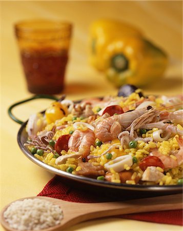 simsearch:659-06671654,k - Paella (a pan-cooked rice dish with seafood and vegetables, Spain) Foto de stock - Sin royalties Premium, Código: 659-06671672