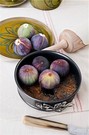 A baking tin with figs (in preparation for fig tarte tatin) Stock Photo - Premium Royalty-Free, Code: 659-06671684