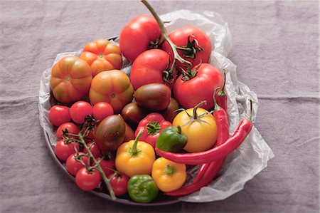 simsearch:659-03526222,k - An assortment of tomatoes and chillies Foto de stock - Sin royalties Premium, Código: 659-06671681