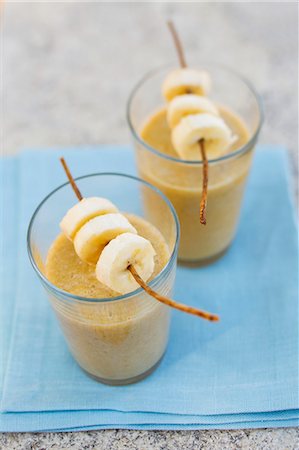 prunus domestica - Banana and lettuce smoothies with oranges with plums Foto de stock - Sin royalties Premium, Código: 659-06671693