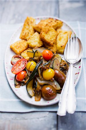 Courgettes with polenta chunks and tomatoes Stockbilder - Premium RF Lizenzfrei, Bildnummer: 659-06671705