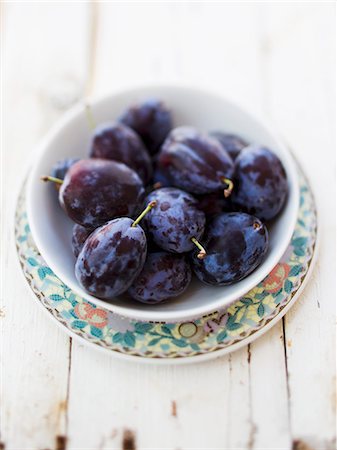 stone fruit - A dish of fresh plums Stock Photo - Premium Royalty-Free, Code: 659-06671706