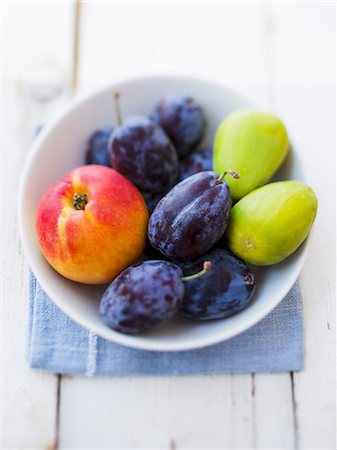 Plums, nectarines and figs in a bowl Stockbilder - Premium RF Lizenzfrei, Bildnummer: 659-06671707