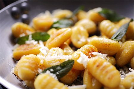 salvia - Gnocchi with sage and parmesan in a frying pan (close-up) Foto de stock - Sin royalties Premium, Código: 659-06904005