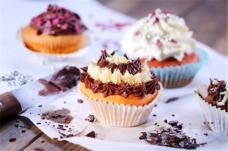 simsearch:659-06495427,k - Cupcake Decorating Scene; Cupcakes on Cooling Rack; Icing Photographie de stock - Premium Libres de Droits, Code: 659-06904002