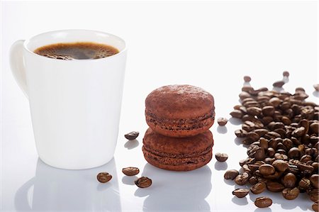 A cup of coffee and chocolate macaroons Stockbilder - Premium RF Lizenzfrei, Bildnummer: 659-06900758