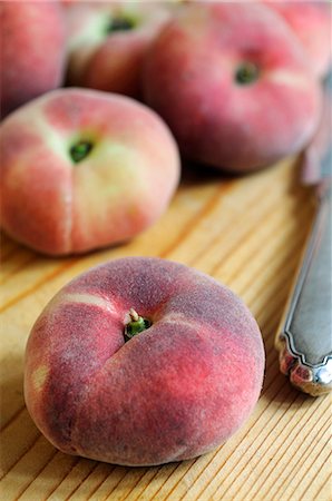 peach (fruit) - Flat peaches Foto de stock - Sin royalties Premium, Código: 659-06900786