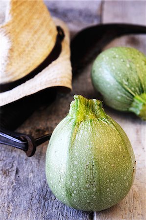 simsearch:659-06155811,k - Round courgette Stock Photo - Premium Royalty-Free, Code: 659-06900788