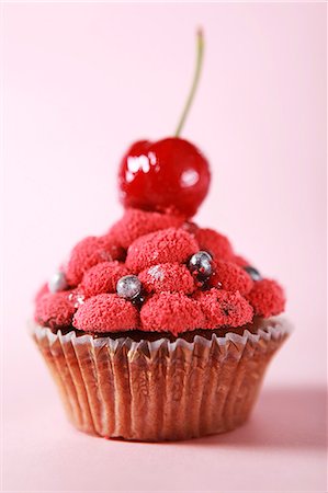 simsearch:659-06495321,k - Cupcakes - cherry flavors Stock Photo - Premium Royalty-Free, Code: 659-06900824