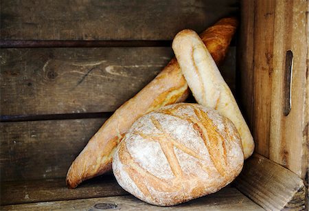 Boule, Ficelle und Baguette (French white bread) in a wooden crate Photographie de stock - Premium Libres de Droits, Code: 659-06900865