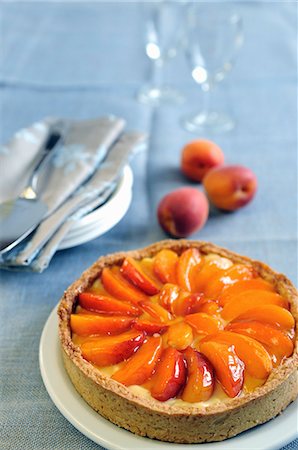 simsearch:659-06307278,k - Fresh apricot cream tart Foto de stock - Sin royalties Premium, Código: 659-06900883