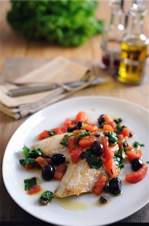 Pan fried fillets of John Dory with baby plum tomatoes and black olives and capers Foto de stock - Sin royalties Premium, Código: 659-06900891
