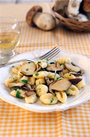 steinpilz - Potato gnocchi with fresh porcini mushroom sauce Stockbilder - Premium RF Lizenzfrei, Bildnummer: 659-06900905
